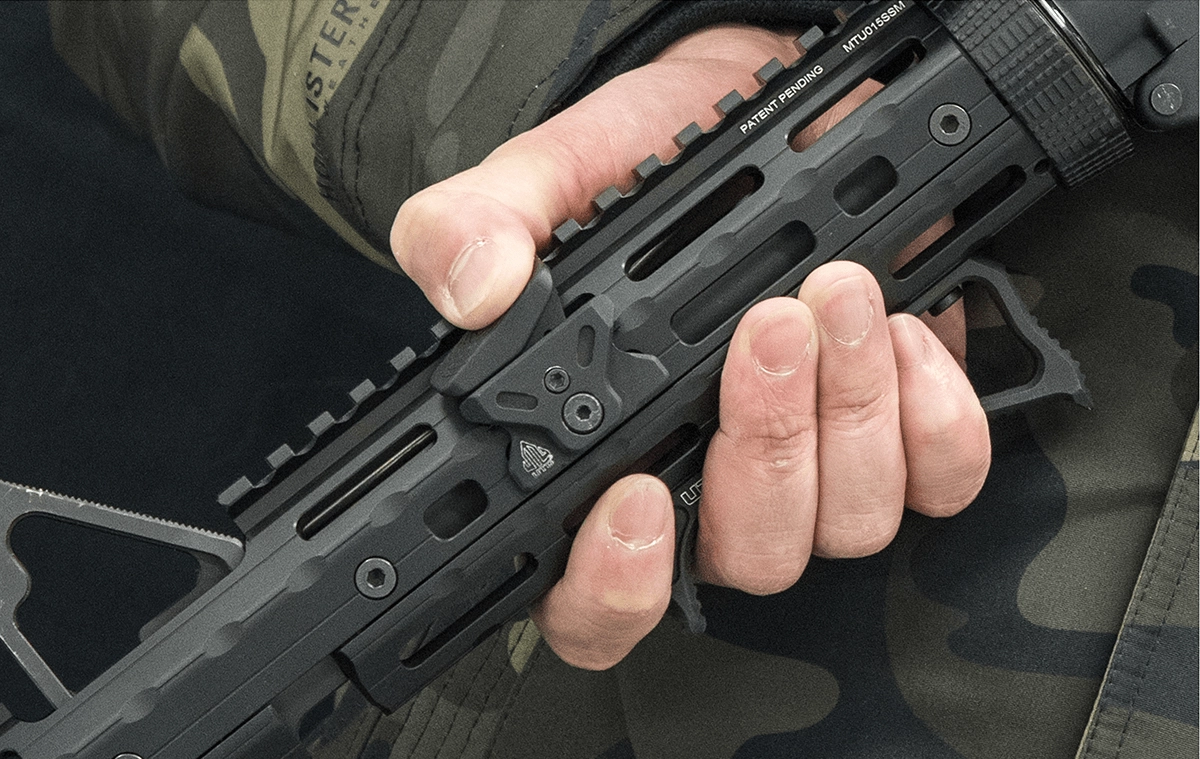 Leapers UTG Ultra Slim M-LOK Angled Foregrip - musta